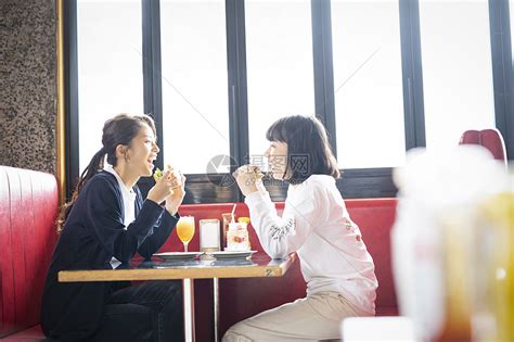 餐厅里吃汉堡聊天的闺蜜好友高清图片下载-正版图片502243085-摄图网