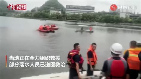贵州安顺一辆载人公交车冲进水库，有学生获救（视频）_凤凰网视频_凤凰网