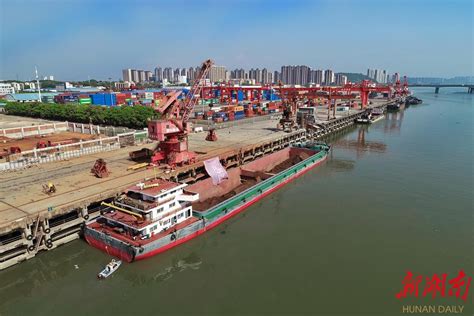 扬州海昌码头靠泊7.5万吨级货轮-公司新闻-中国海螺创业控股有限公司