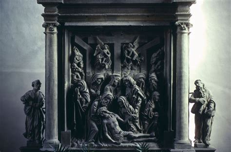 拜占庭式： 意大利拉文那圣威塔尔教堂 主祭坛玻璃窗上端最中央的马赛克镶嵌画描绘了圣经中的场面《荣耀基督》