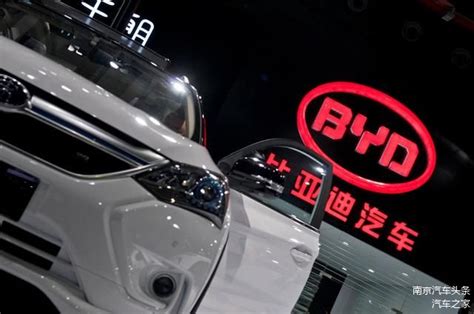 雷军工厂亲自讲解，王传福低调现身小米汽车基地引行业遐想 王传福雷军会面 比亚迪小米合作 小米汽车工厂 王传福参观 雷军亲自讲解 新能源汽车联盟 小米SU7电池 车厂开放参观 第1张