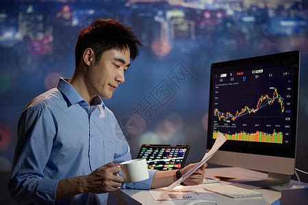 男性金融分析师喝咖啡思考形象高清图片下载-正版图片506948125-摄图网