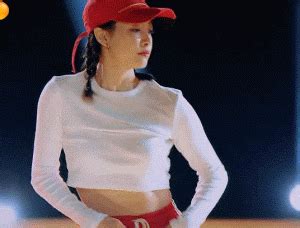 宋茜模仿王耀庆跳舞超魔性_凤凰网视频_凤凰网