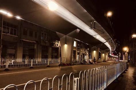 渣土车撞上轻轨硚口路站天桥立柱 道路被封闭_频道_凤凰网