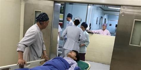 近日，有八卦媒体拍到@杨洋 拄着拐杖到医院就诊，经纪人贾士凯陪同的画面|贾士凯|杨洋|拐杖_新浪新闻