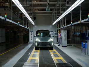 走进赛力斯两江智慧工厂：AITO问界M5制造基地 产线高度自动化 - 热点科技 - ITheat.com