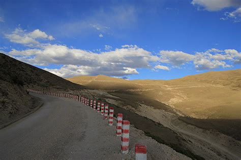 西藏林芝镇公路高清图片下载-正版图片500638807-摄图网