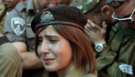 战死的乌克兰女兵遗体被撂在一起，战争是为了什么？|乌克兰|战场|女兵_新浪新闻