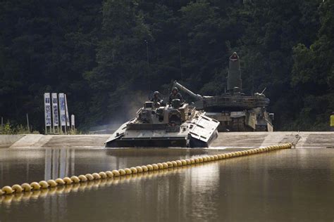 准备潜渡的韩国陆军K2主战坦克和K-21步兵战车|步兵战车|主战坦克|陆军_新浪新闻