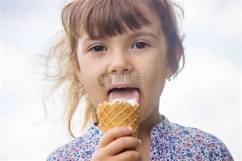 孩子吃冰淇淋高清图片下载-正版图片505023042-摄图网