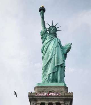 纽约"自由女神"像惊现"欢迎难民"横幅__中国青年网