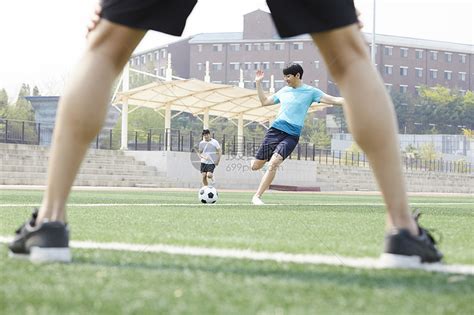 踢足球的男人摄影图__职业人物_人物图库_摄影图库_昵图网nipic.com