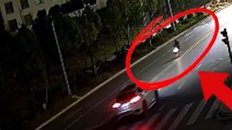 男子醉驾电动车撞翻红绿灯，民警将依法对其处以罚款处罚_凤凰网视频_凤凰网