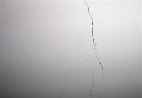天花板出现裂缝该怎么办 天花板一般用什么材料