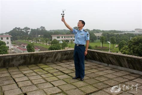 高清：空军某场站气象台副台长战鹰高飞远航助力【2】--军事--人民网