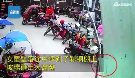 【奇迹！女童从26楼坠地将车棚砸出大洞 自己爬了起来-北京人不知道的北京事儿 - 热门微博