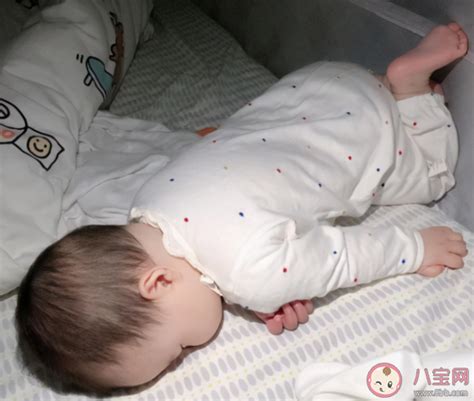 宝宝趴着睡觉要翻过来仰睡吗 宝宝喜欢趴着睡要干预吗 _八宝网