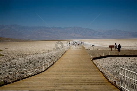 死亡谷国家公园跑道湖的迷踪石，加利福尼亚 (© Patrick Walsh/Getty Images) @20200827 ...