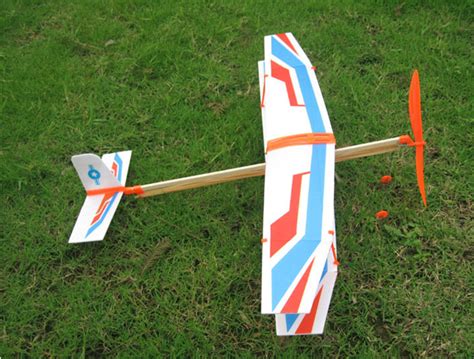 最简单的橡皮筋动力飞机教程,橡皮筋做动力的纸飞机的制作方法？-史册号