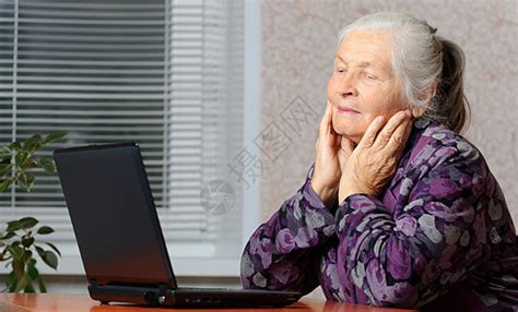 戴眼镜的老太婆看屏幕笔记本祖母医学眼镜爱好学习老年电脑女士高清图片下载-正版图片320753019-摄图网
