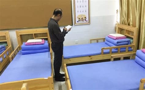 中班年级组自理能力比赛——叠被子 - 园内新闻 - 杭州市德胜幼儿园
