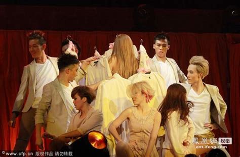 香港女星演唱会现场当众换装(图)_娱乐频道_凤凰网
