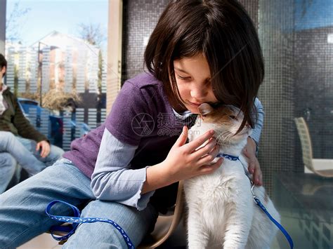 女孩和她的猫在兽医候诊室高清图片下载-正版图片501438837-摄图网