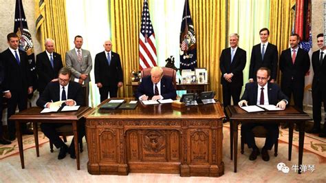 塞总统身高2米坐小板凳：特朗普背靠皮沙发椅，高高在上气派十足|杜达|武契奇|塞尔维亚_新浪新闻