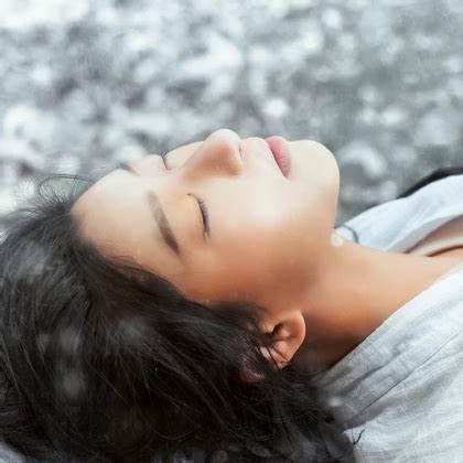 温柔喝酒的女生头像