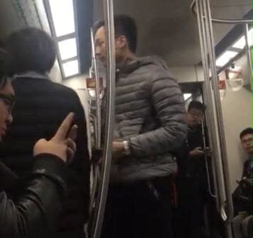 北京地铁：男子辱骂女乘客时未有工作人员在场_手机凤凰网