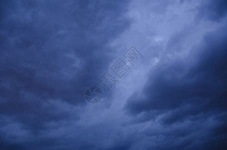 暴雨天气前空背景的黑暗云层在雨天来临之前不祥的风暴下雨高清图片下载-正版图片307887620-摄图网