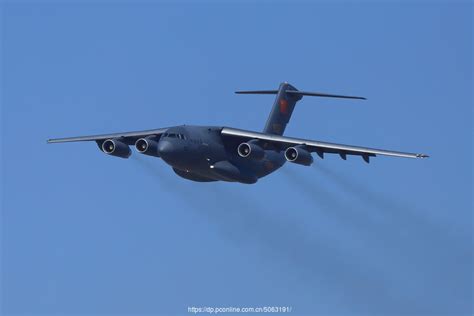 高清:运-8飞机运送7吨物资抵达普洱机场--军事--人民网