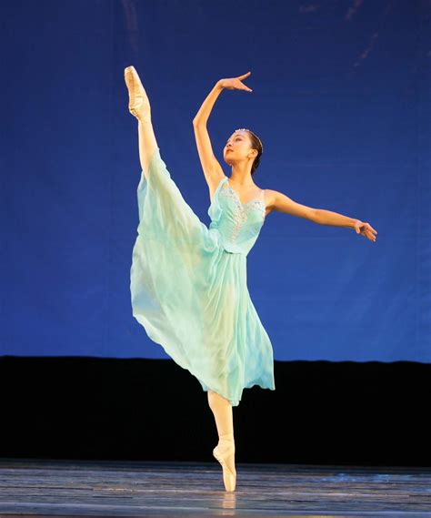 芭蕾舞培训课程海报图片_海报_编号9726685_红动中国
