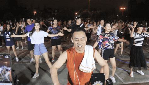 广西洪水超警戒线 大妈在河边照常跳广场舞_资讯频道_凤凰网