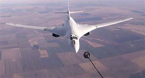 图-160(Tu-160)轰炸机云上飞行 - 爱空军 iAirForce