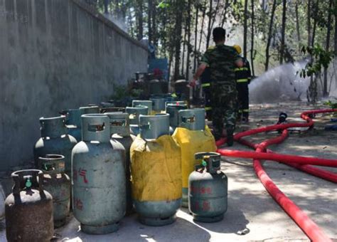 郑州非法液化气灌装点爆炸 消防员抢出近百液化罐-新闻中心-南海网