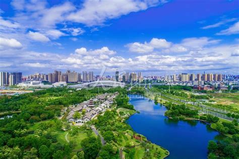 武汉城市地标蓝天地标光谷国际网球中心航拍摄影图配图高清摄影大图-千库网