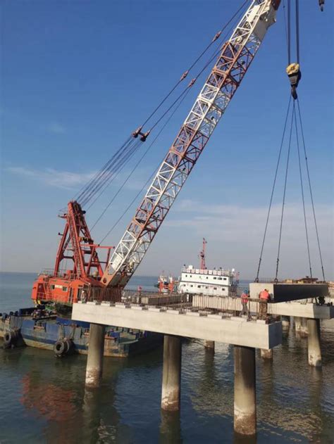 中石化天津LNG二期项目首榀预应力空心板吊装成功