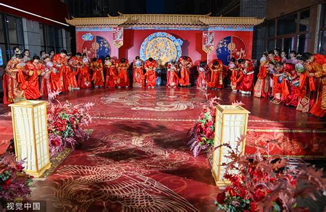 江西吉安为青年男女举办中式集体婚礼