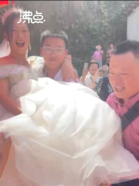 新郎抱不动14岁儿子抱起妈妈出嫁 新娘：感觉很幸福|丽水市_新浪新闻