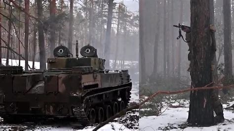 装甲车火力压制，步兵林间穿梭进攻 直击俄军作战现场|装甲车|俄军_新浪新闻