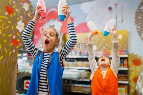 孩子们在模拟职业中扮演超市导购员高清图片下载-正版图片302597697-摄图网