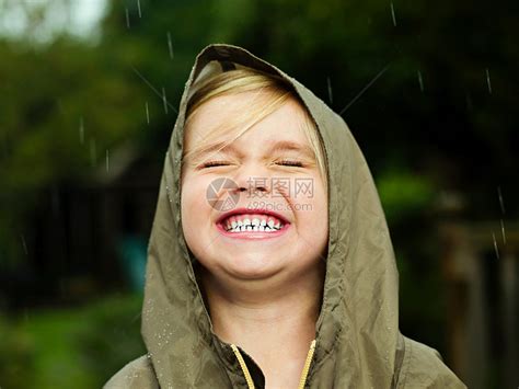 下雨时女孩的微笑高清图片下载-正版图片501475017-摄图网