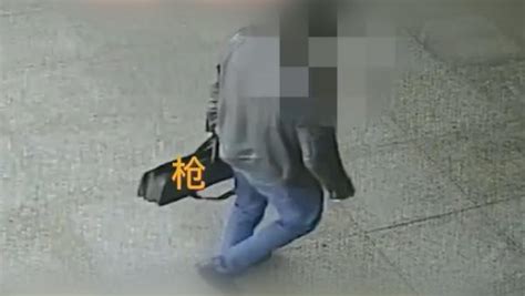 30秒丨美国黑人男子违反交规被警察追家里殴打，遭电击枪电击_凤凰网视频_凤凰网