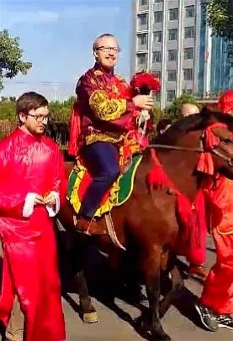 漯河这个中式婚礼抢眼球，洋女婿骑高头大马迎亲！_大豫网_腾讯网