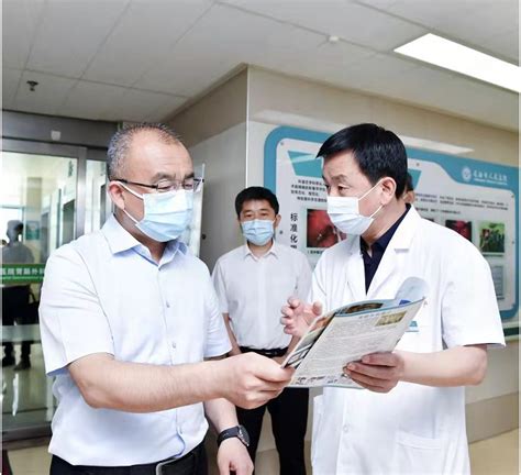 图为：市政府景普秋副市长通过视频连线看望慰问了奋战在疫情一线的医务人员