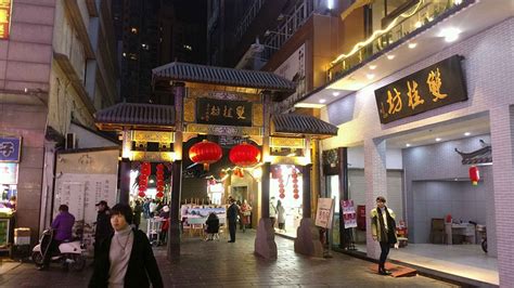 繁华的深圳东门步行街。 深圳东门步行街每次来到这里都能感觉到像过年一样热闹 中国大陆第一家麦当劳就是在这里诞生的 #超级文和友 #老街 #夜景 ...