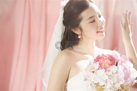 假期新娘举行婚礼花束和新郎手优雅高清图片下载-正版图片307930732-摄图网
