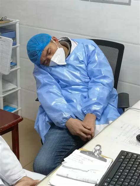 女医生一天连做7台手术 手术间隙坐在地上睡着了_武汉_新闻中心_长江网_cjn.cn