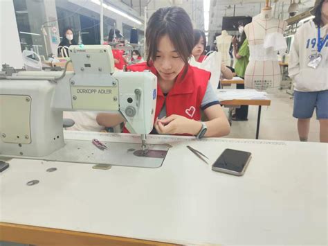 达利女装学院团总支面向军训新生开展第55期缝匠志愿服务站活动-杭州职业技术学院